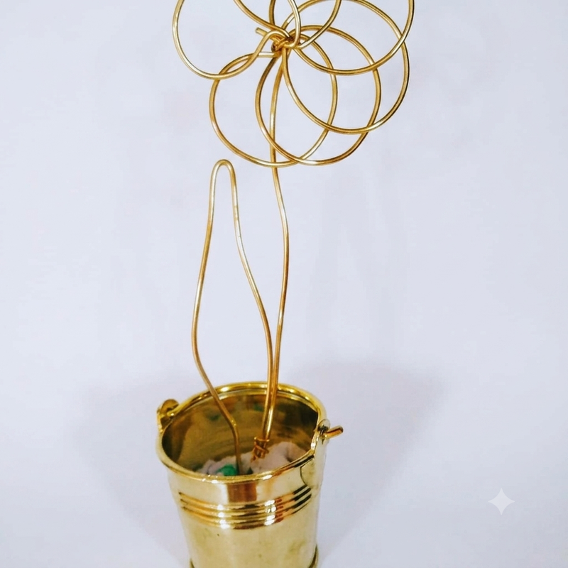 🌷 Lembrancinha Vasinho Dourado com Flor Decorativa – Kit com 10 Unidades